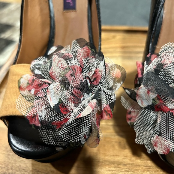 NWOT Mojo Moxy Tan/Black Platform Shoes with Floral Embellishment - Picture 5 of 9